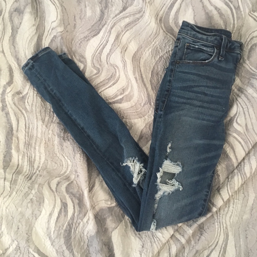 NEVER WORN Distressed Skinny Jeans